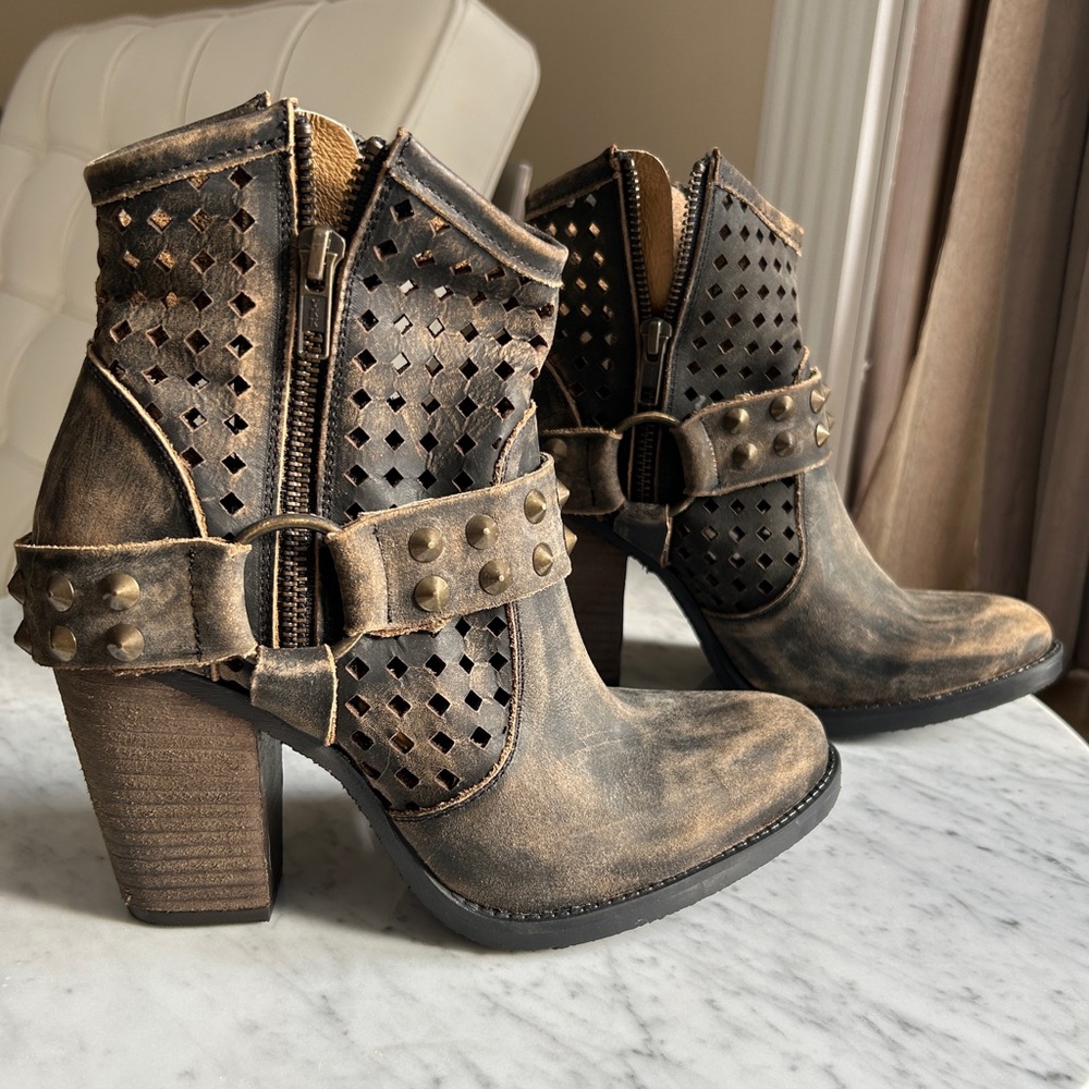 Coolway Leather Distressed Western Strappy Ankle Heeled Booties Size 7 NWT